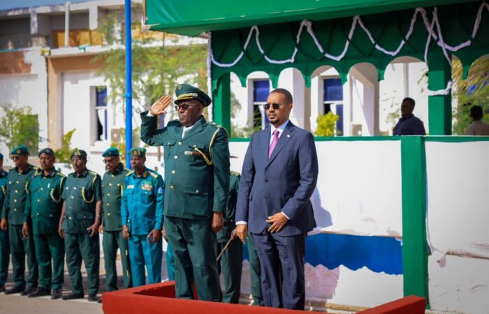 Masuuliyiin iyo maxaabiis ka qaybgalaya munaasabad tababar xirfadeed oo ka dhacday Xarunta Xabsiga iyo Maxkamadda Muqdisho