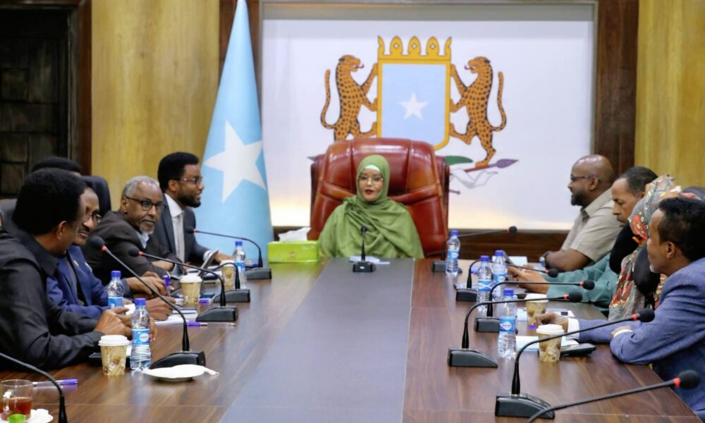 Cabdirisaaq Cumar Maxamed iyo xubnaha guddiga doorashada guddoomiyaha Golaha Shacabka oo kulan ku leh Muqdisho
