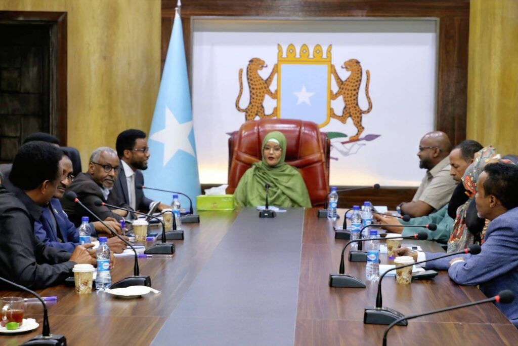 Cabdirisaaq Cumar Maxamed iyo xubnaha guddiga doorashada guddoomiyaha Golaha Shacabka oo kulan ku leh Muqdisho