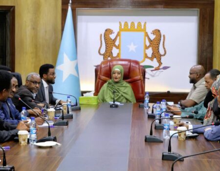 Cabdirisaaq Cumar Maxamed iyo xubnaha guddiga doorashada guddoomiyaha Golaha Shacabka oo kulan ku leh Muqdisho