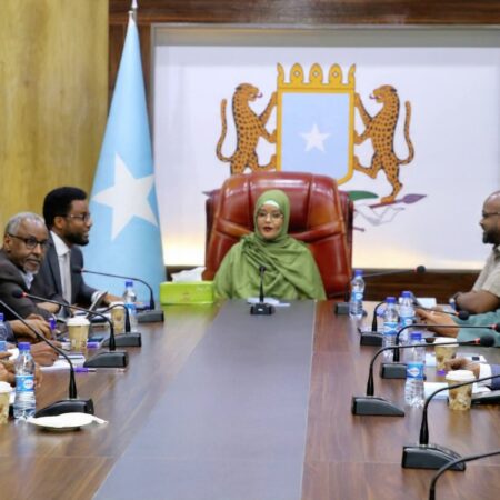 Cabdirisaaq Cumar Maxamed iyo xubnaha guddiga doorashada guddoomiyaha Golaha Shacabka oo kulan ku leh Muqdisho