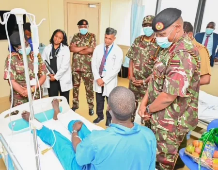 Saraakiil Kenya ah oo isbitaal ku booqanaya mid ka mid ah dhaawacyada weerarka Mandheera