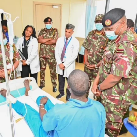 Saraakiil Kenya ah oo isbitaal ku booqanaya mid ka mid ah dhaawacyada weerarka Mandheera