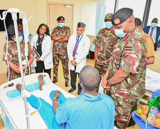 Saraakiil Kenya ah oo isbitaal ku booqanaya mid ka mid ah dhaawacyada weerarka Mandheera