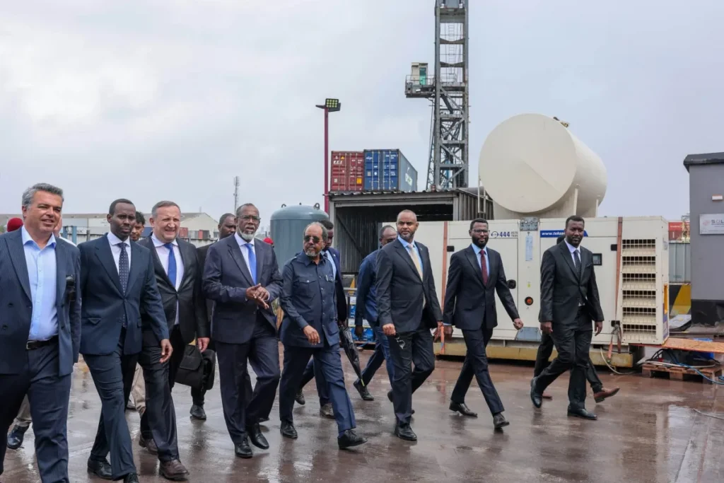 Madaxweyne Xasan Sheekh Maxamuud oo kormeeraya Dekedda Muqdisho
