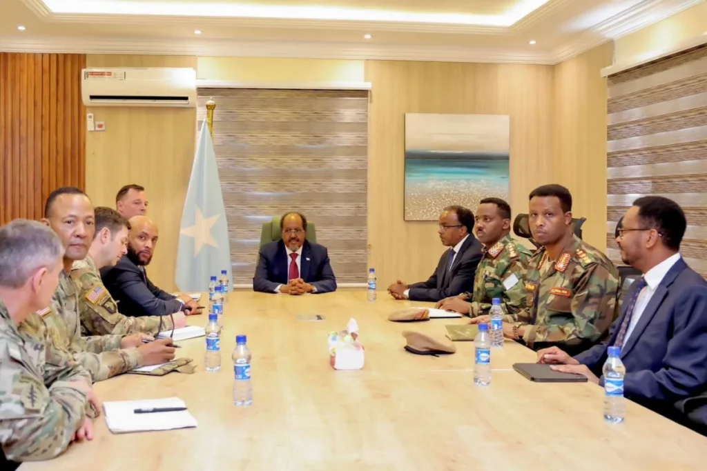 Madaxweyne Xasan Sheekh Maxamuud iyo Jeneraal Dagvin Anderson oo Muqdisho ku kulmay