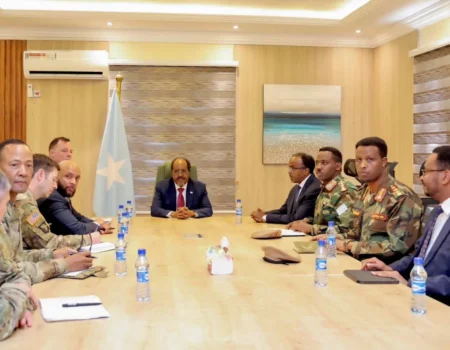 Madaxweyne Xasan Sheekh Maxamuud iyo Jeneraal Dagvin Anderson oo Muqdisho ku kulmay