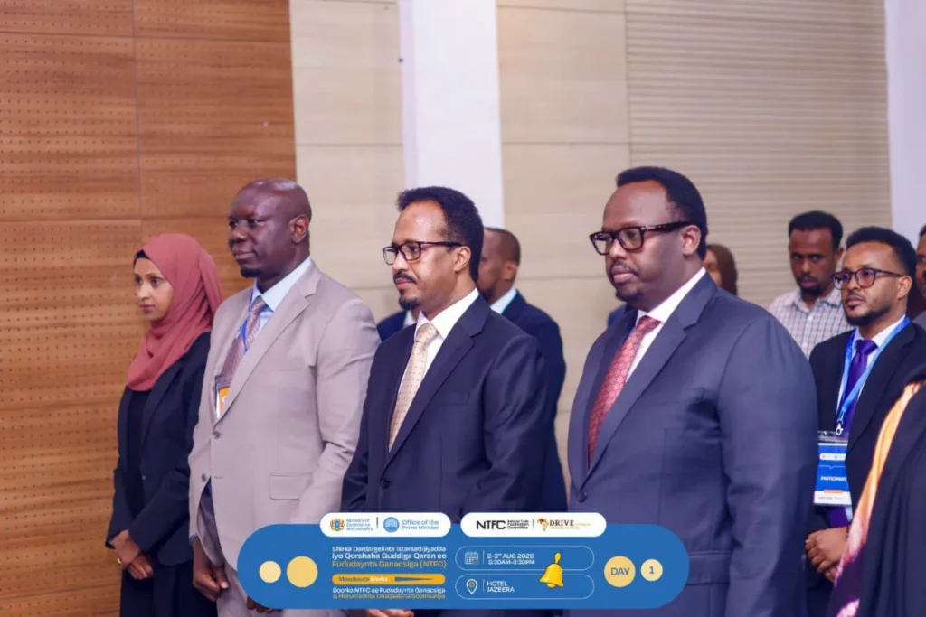 Masuuliyiin, ganacsato iyo khubaro ka qaybgalaya shirka fududeynta ganacsiga Soomaaliya ee Muqdisho