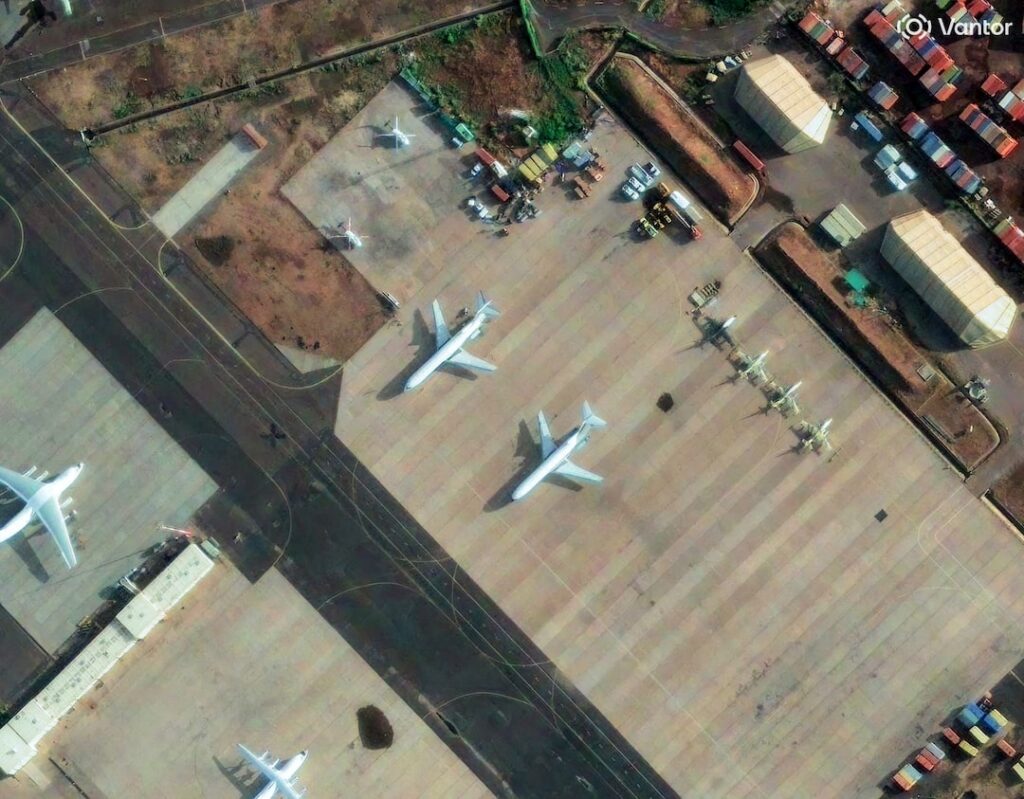 Laba diyaaradood oo Boeing 727 ah oo ku baarkin garoonka N’Djamena ee Chad