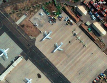 Laba diyaaradood oo Boeing 727 ah oo ku baarkin garoonka N’Djamena ee Chad