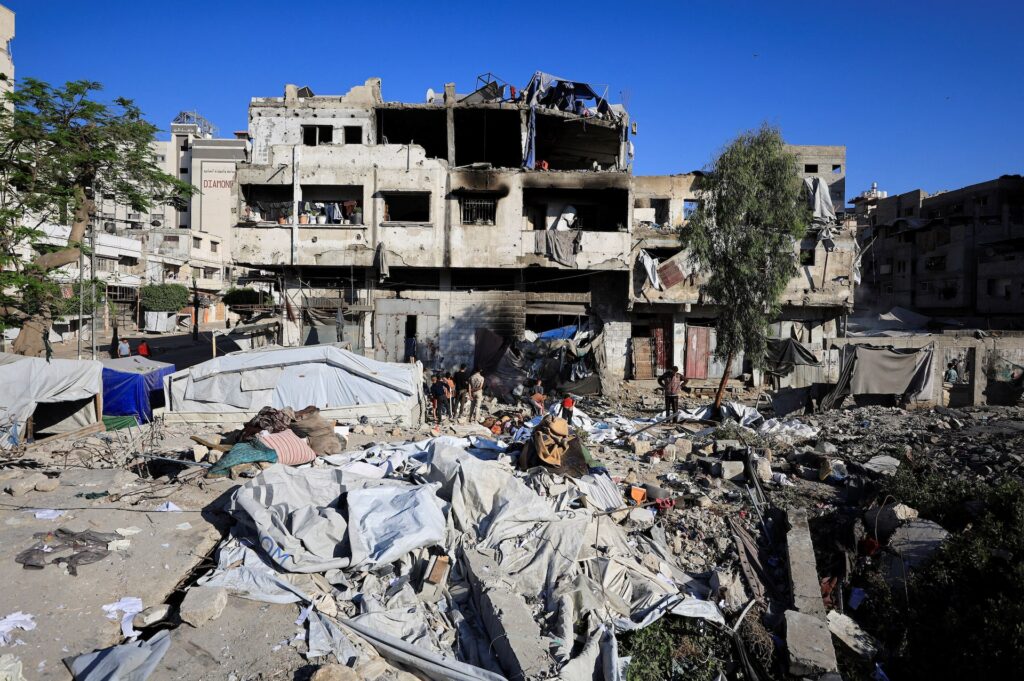 Dhisme burburay iyo teendhooyin ku yaalla magaalada Gaza, iyadoo dadku goobta marayaan