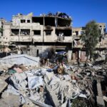 Dhisme burburay iyo teendhooyin ku yaalla magaalada Gaza, iyadoo dadku goobta marayaan