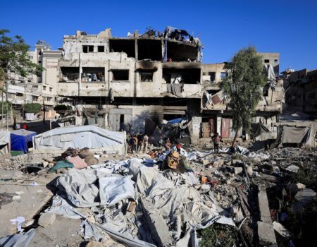 Dhisme burburay iyo teendhooyin ku yaalla magaalada Gaza, iyadoo dadku goobta marayaan