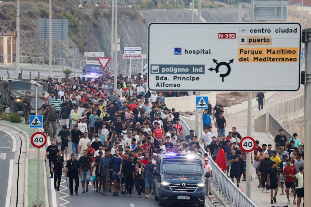 Booliis iyo askar Spain ah oo muhaajiriin u sii galbinaya xadka Ceuta 1-da Agoosto 2026
