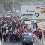 Booliis iyo askar Spain ah oo muhaajiriin u sii galbinaya xadka Ceuta 1-da Agoosto 2026