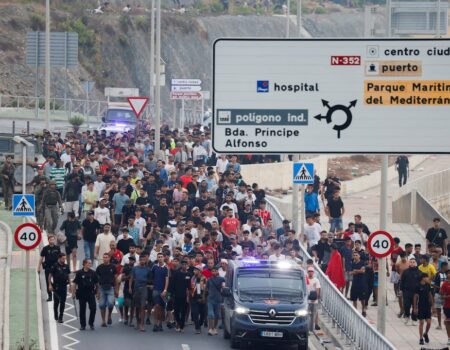 Booliis iyo askar Spain ah oo muhaajiriin u sii galbinaya xadka Ceuta 1-da Agoosto 2026