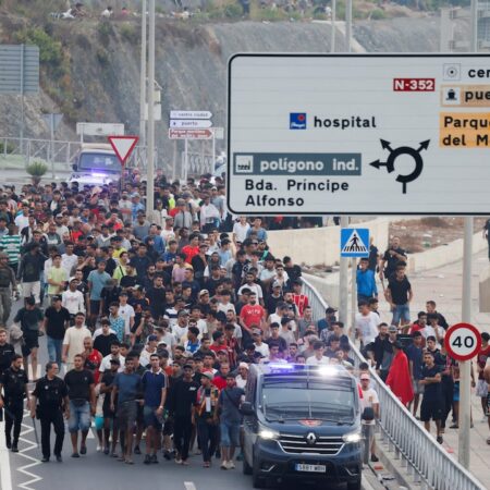 Booliis iyo askar Spain ah oo muhaajiriin u sii galbinaya xadka Ceuta 1-da Agoosto 2026