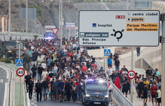 Booliis iyo askar Spain ah oo muhaajiriin u sii galbinaya xadka Ceuta 1-da Agoosto 2026