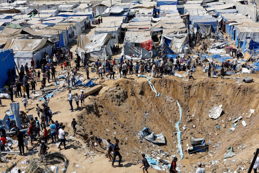Falastiiniyiin eegaya burburka bakhaar daawo oo ku yaal Deir al-Balah, Gaza