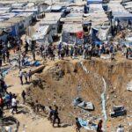 Falastiiniyiin eegaya burburka bakhaar daawo oo ku yaal Deir al-Balah, Gaza