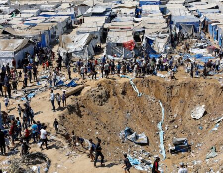 Falastiiniyiin eegaya burburka bakhaar daawo oo ku yaal Deir al-Balah, Gaza
