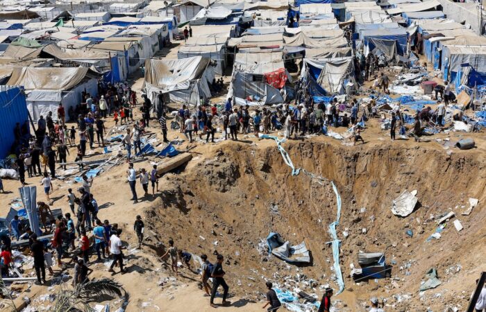 Falastiiniyiin eegaya burburka bakhaar daawo oo ku yaal Deir al-Balah, Gaza