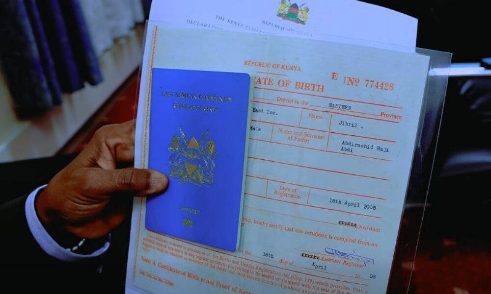 Jibriil Cabdirashiid Xaaji oo dukumentiyo ku wareejinaya masuul ka tirsan safaaradda Kenya ee Muqdisho