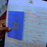 Jibriil Cabdirashiid Xaaji oo dukumentiyo ku wareejinaya masuul ka tirsan safaaradda Kenya ee Muqdisho