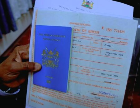 Jibriil Cabdirashiid Xaaji oo dukumentiyo ku wareejinaya masuul ka tirsan safaaradda Kenya ee Muqdisho