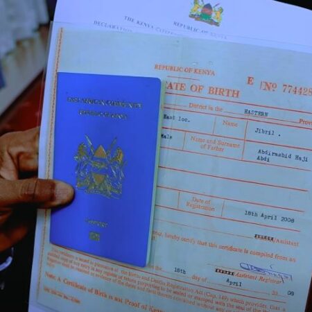 Jibriil Cabdirashiid Xaaji oo dukumentiyo ku wareejinaya masuul ka tirsan safaaradda Kenya ee Muqdisho