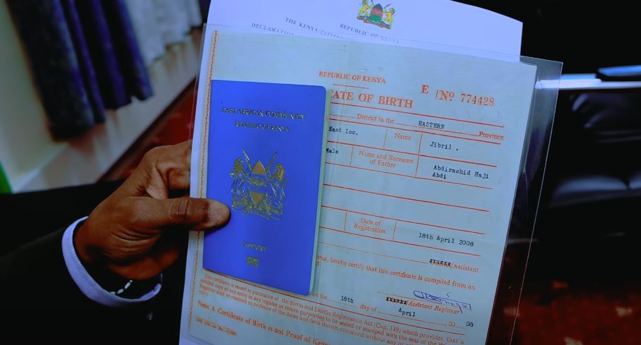 Jibriil Cabdirashiid Xaaji oo dukumentiyo ku wareejinaya masuul ka tirsan safaaradda Kenya ee Muqdisho