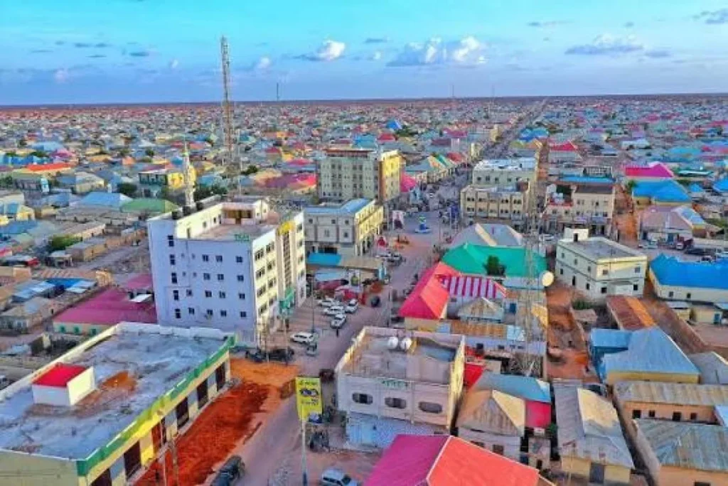 Muuqaal guud oo Gaalkacyo ah xilli ciidamo amni joogaan