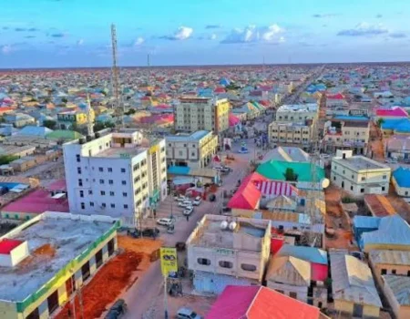 Muuqaal guud oo Gaalkacyo ah xilli ciidamo amni joogaan