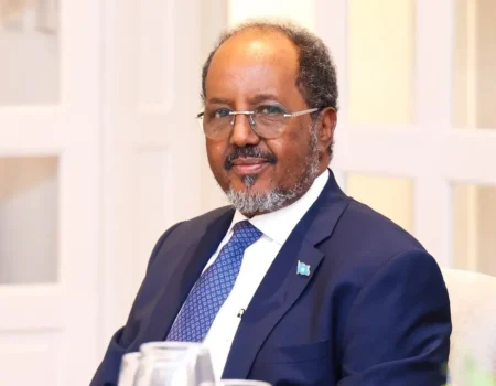 Madaxweyne Xasan Sheekh oo saxiixaya heshiiska ganacsiga xorta ah ee Afrika