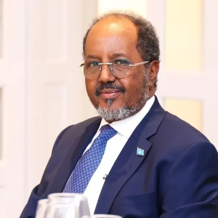 Madaxweyne Xasan Sheekh oo saxiixaya heshiiska ganacsiga xorta ah ee Afrika